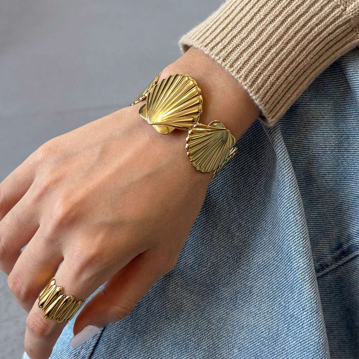 Stainless steel 18k gold-plated shell bangle