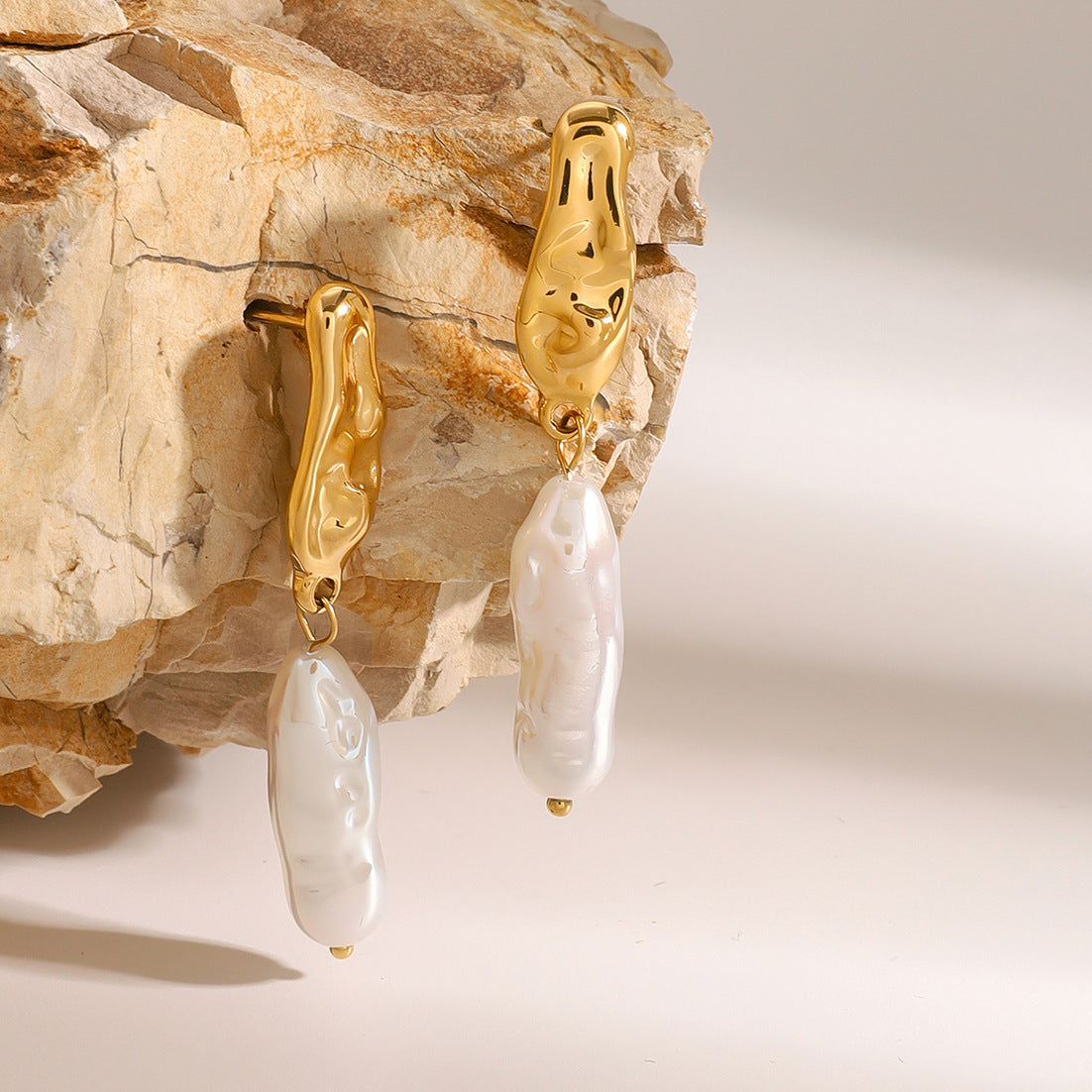 Stainless steel 18k gold-plated pearl earrings